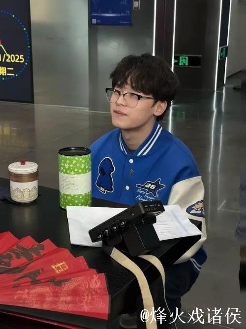 JDG官媒晒队员日常照：带兄弟们看北京初雪噜